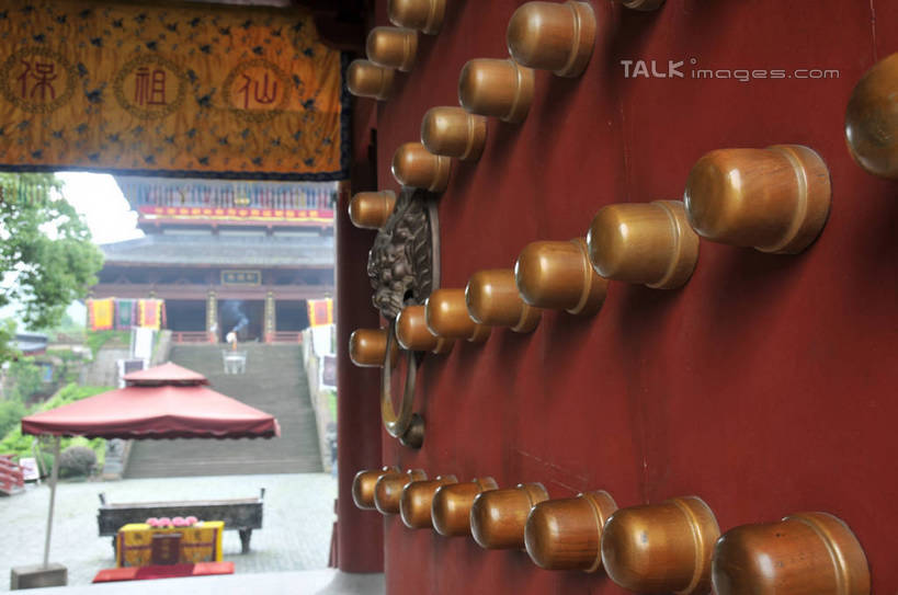 无人,横图,室外,白天,正面,旅游,度假,名胜古迹,楼梯,门,标志建筑,地标,建筑,中国,亚洲,阴影,遗迹,高大,光线,标志,牌匾,文字,香炉,影子,遮阳伞,字符,阶梯,地面,宏伟,古迹,文物,娱乐,标识,建设,古建筑,浙江,台阶,浙江省,红色,阳光,门框,祈祷,享受,休闲,汉字,旅游胜地,放松,许愿,宗教,信仰,祈求,祭奠,祭祀,雄伟,仪式,中文,祭坛,典礼,古文明,东亚,中华人民共和国,华东地区,浙,国文,华文,丽水,丽水市,敬拜,缙云,缙云县,祭典,轩辕,黄帝,仙都,仙都风景名胜区,黄帝祠宇,彩图,房子,shsgf1