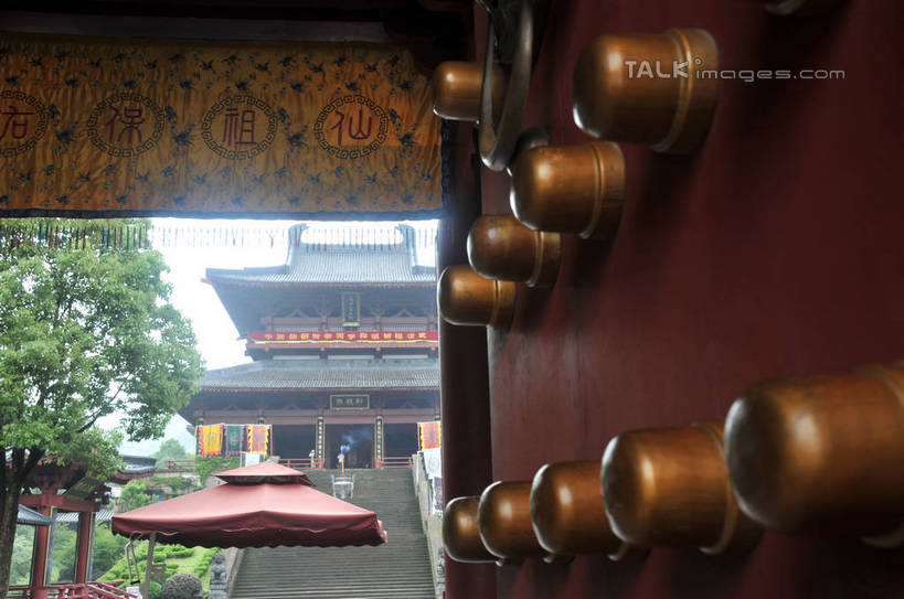 无人,横图,室外,白天,正面,旅游,度假,名胜古迹,楼梯,门,标志建筑,地标,建筑,中国,亚洲,阴影,遗迹,高大,光线,标志,牌匾,文字,香炉,影子,遮阳伞,字符,阶梯,地面,宏伟,古迹,文物,娱乐,标识,建设,古建筑,浙江,台阶,浙江省,红色,阳光,门框,祈祷,享受,休闲,汉字,旅游胜地,放松,许愿,宗教,信仰,祈求,祭奠,祭祀,雄伟,仪式,中文,祭坛,典礼,古文明,东亚,中华人民共和国,华东地区,浙,国文,华文,丽水,丽水市,敬拜,缙云,缙云县,祭典,轩辕,黄帝,仙都,仙都风景名胜区,黄帝祠宇,彩图,房子,shsgf1