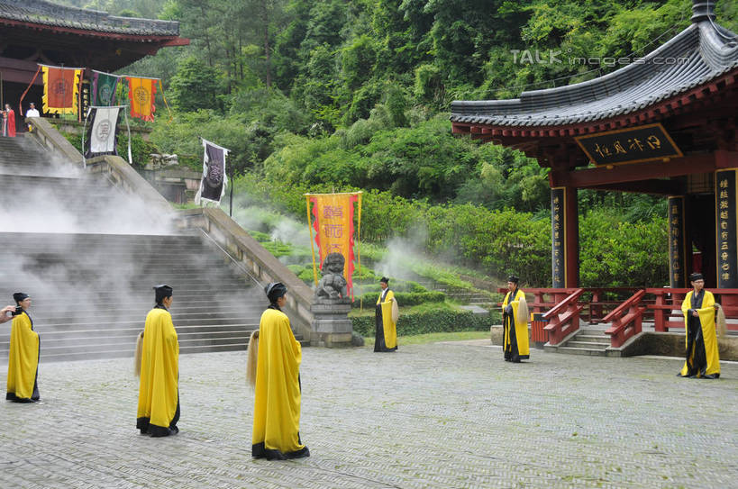 东方人,背部,道士,栏杆,走,举,横图,室外,白天,正面,旅游,度假,名胜古迹,雾,楼梯,标志建筑,地标,建筑,旗帜,中国,亚洲,行人,游客,游人,沸腾,节日,遗迹,飘扬,蒸汽,包装,扶手,香炉,纸箱,阶梯,水蒸气,许多人,黄种人,古迹,文化,文物,娱乐,旗子,建设,古建筑,浙江,护栏,路人,旅客,台阶,浙江省,黄色,容器,箱子,低头,祈祷,托,一群人,享受,休闲,健康,旅游胜地,放松,许愿,宗教,信仰,纪念,祈求,祭奠,祭祀,仪式,纸板箱,祭坛,道教,典礼,道袍,古文明,东亚,包装箱,拂尘,中华人民共和国,华东地区,浙,蒸发,旌旗,旗号,垂头,丽水,丽水市,敬拜,过客,缙云,缙云县,祭典,轩辕,黄帝,仙都,仙都风景名胜区,黄帝祠宇,平安,老年男性,男人,男性,年轻男性,亚洲人,步行,举起,举手,举着,散步,向上举,向上伸,向上托,走路,彩图,全身,房子,shsgf1