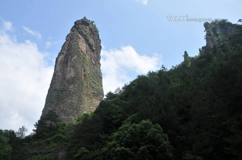 无人,横图,室外,白天,仰视,旅游,度假,美景,山,植物,中国,亚洲,阴影,光线,影子,景观,山峰,悬崖,云,云朵,山峦,云彩,娱乐,浙江,树,树木,浙江省,蓝色,绿色,白云,蓝天,天空,阳光,自然,天,享受,休闲,石壁,景色,放松,生长,晴朗,成长,自然风光,东亚,中华人民共和国,华东地区,浙,绝壁,丽水,丽水市,缙云,缙云县,鼎湖峰,仙都,仙都风景名胜区,晴空,彩图,低角度拍摄,shsgf1