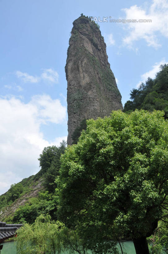 无人,竖图,室外,白天,仰视,旅游,度假,湖,湖泊,美景,山,水,植物,中国,亚洲,阴影,光线,瓦片,影子,屋檐,湖面,景观,山峰,水流,水面,悬崖,云,云朵,山峦,云彩,娱乐,古建筑,浙江,檐,树,树木,浙江省,蓝色,绿色,白云,蓝天,天空,阳光,自然,湖水,天,享受,休闲,石壁,景色,放松,生长,晴朗,成长,自然风光,东亚,中华人民共和国,华东地区,浙,绝壁,丽水,丽水市,缙云,缙云县,鼎湖峰,仙都,仙都风景名胜区,晴空,彩图,低角度拍摄,房子,shsgf1