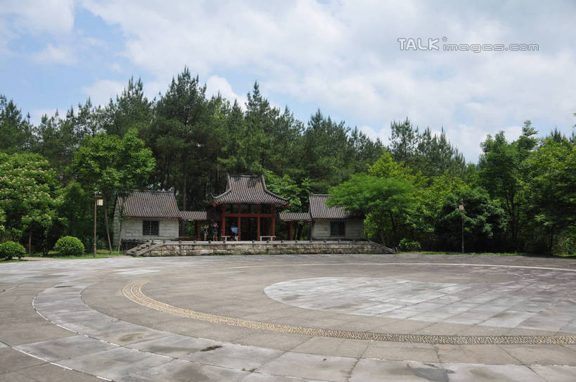 无人,横图,室外,白天,正面,旅游,度假,名胜古迹,山,植物,标志建筑,地标,建筑,中国,亚洲,阴影,遗迹,光线,瓦片,影子,屋檐,山峰,云,云朵,地面,山峦,云彩,古迹,文物,娱乐,建设,古建筑,浙江,檐,树,树木,浙江省,蓝色,绿色,白云,蓝天,天空,阳光,自然,天,享受,休闲,旅游胜地,放松,生长,晴朗,成长,古文明,东亚,中华人民共和国,华东地区,浙,丽水,丽水市,缙云,缙云县,鼎湖峰,仙都,仙都风景名胜区,晴空,彩图,房子,shsgf1