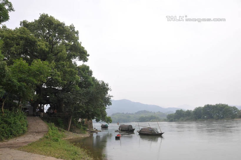 无人,横图,室外,白天,正面,旅游,度假,草地,草坪,美景,山,山脉,植物,道路,路,船,停靠,阴影,光线,影子,景观,山峰,小路,木船,交通,山峦,两艘,娱乐,草,树,树木,绿色,天空,阳光,自然,交通工具,群山,天,享受,休闲,景色,放松,生长,晴朗,成长,舟,停泊,自然风光,载具,万里无云,古韵画乡,晴空,晴空万里,彩图,shsgf1