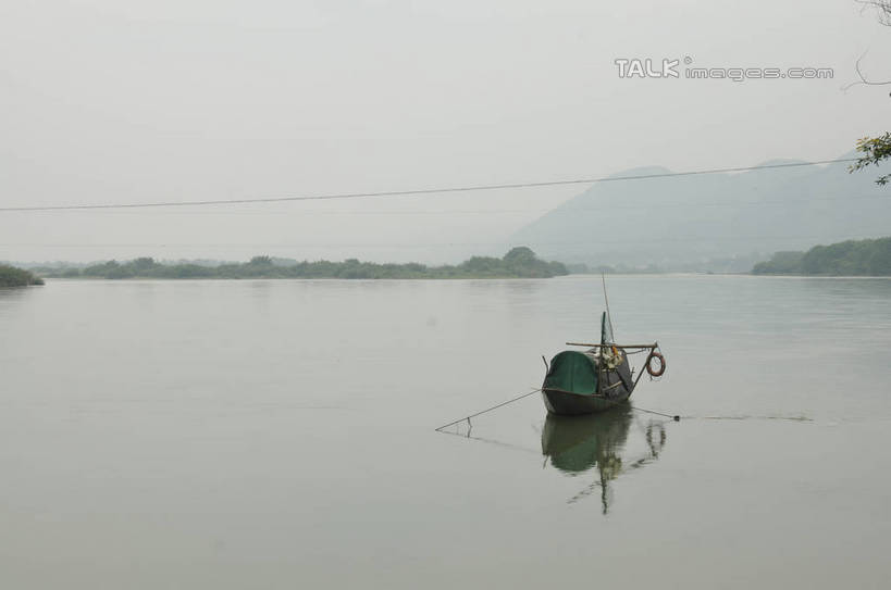 无人,横图,室外,白天,正面,旅游,度假,湖,湖泊,美景,山,山脉,水,雾,船,一艘,波纹,朦胧,模糊,湖面,景观,山峰,水流,水面,乌云,云,阴天,云朵,木船,涟漪,山峦,云彩,娱乐,倒影,水纹,天空,自然,交通工具,波浪,湖水,群山,天,享受,休闲,景色,放松,迷雾,倒映,舟,昏暗,阴沉,自然风光,载具,水晕,反照,古韵画乡,大雾,彩图,shsgf1