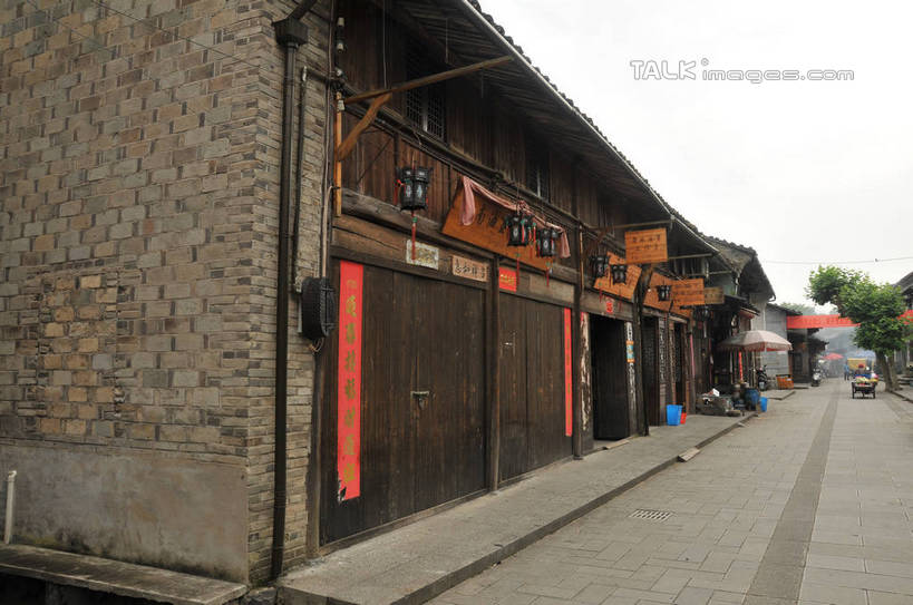 无人,商店,横图,室外,白天,正面,度假,石头,美景,门,城市风光,城市,道路,路,标志,石子,文字,字符,墙,景观,小路,交通,娱乐,标识,商铺,墙壁,墙面,天空,门框,天,享受,休闲,汉字,景色,放松,晴朗,中文,万里无云,国文,华文,市肆,商号,古韵画乡,石块,岩石,晴空,晴空万里,彩图,店铺,shsgf1