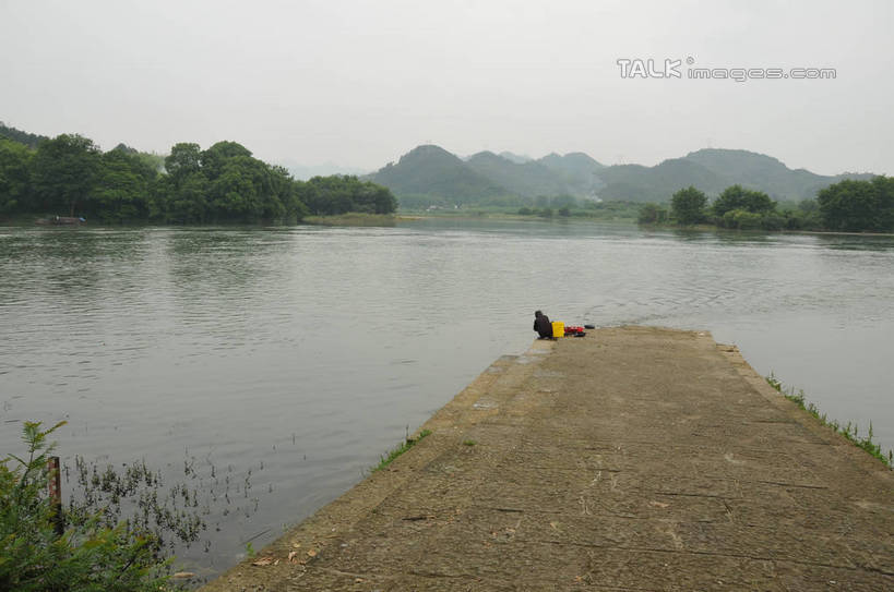 东方人,一个人,蹲,横图,室外,白天,侧面,旅游,度假,河流,美景,山,山脉,水,植物,亚洲,仅一个女性,仅一个人,波纹,服装,河水,景观,山峰,水流,涟漪,山峦,休闲装,黄种人,娱乐,树,树木,衣服,绿色,倒影,水纹,天空,自然,波浪,群山,天,仅一个中年女性,享受,休闲,休闲服,景色,放松,服饰,生长,晴朗,成长,倒映,自然风光,万里无云,水晕,反照,古韵画乡,女人,女性,中年女性,亚洲人,晴空,晴空万里,蹲着,清洗,彩图,全身,shsgf1