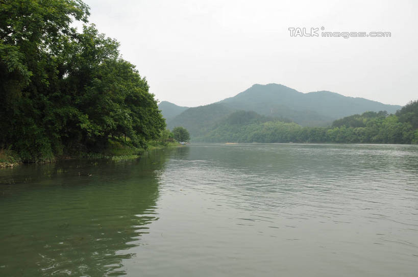 无人,横图,室外,白天,正面,旅游,度假,草地,草坪,河流,美景,山,山脉,水,植物,阴影,波纹,光线,影子,河水,景观,山峰,水流,涟漪,山峦,娱乐,草,树,树木,绿色,倒影,水纹,天空,阳光,自然,波浪,群山,天,享受,休闲,景色,放松,生长,晴朗,成长,倒映,自然风光,万里无云,水晕,反照,古韵画乡,晴空,晴空万里,彩图,shsgf1