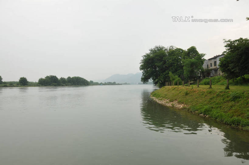 无人,家,横图,室外,白天,正面,旅游,度假,草地,草坪,河流,美景,山,山脉,水,植物,阴影,波纹,光线,影子,房屋,屋子,河水,景观,山峰,水流,涟漪,山峦,娱乐,楼房,住宅,草,树,树木,绿色,倒影,水纹,天空,阳光,自然,波浪,群山,天,享受,休闲,景色,放松,生长,晴朗,成长,倒映,自然风光,万里无云,水晕,反照,古韵画乡,晴空,晴空万里,彩图,房子,shsgf1