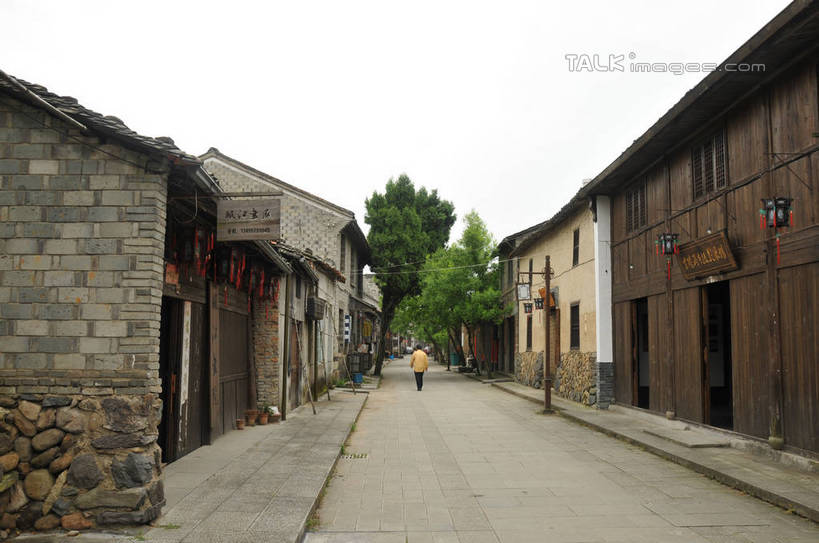 东方人,一个人,家,商店,走,横图,室外,白天,度假,美景,植物,城市风光,城市,亚洲,仅一个男性,仅一个人,仅一个中年男性,服装,房屋,屋子,景观,注视,休闲装,黄种人,娱乐,商铺,楼房,住宅,树,树木,背面,衣服,绿色,自然,观察,看,享受,休闲,休闲服,景色,放松,服饰,生长,晴朗,成长,观看,察看,空,关注,万里无云,市肆,商号,古韵画乡,男人,男性,中年男性,亚洲人,晴空,晴空万里,步行,散步,走路,彩图,全身,房子,店铺,shsgf1