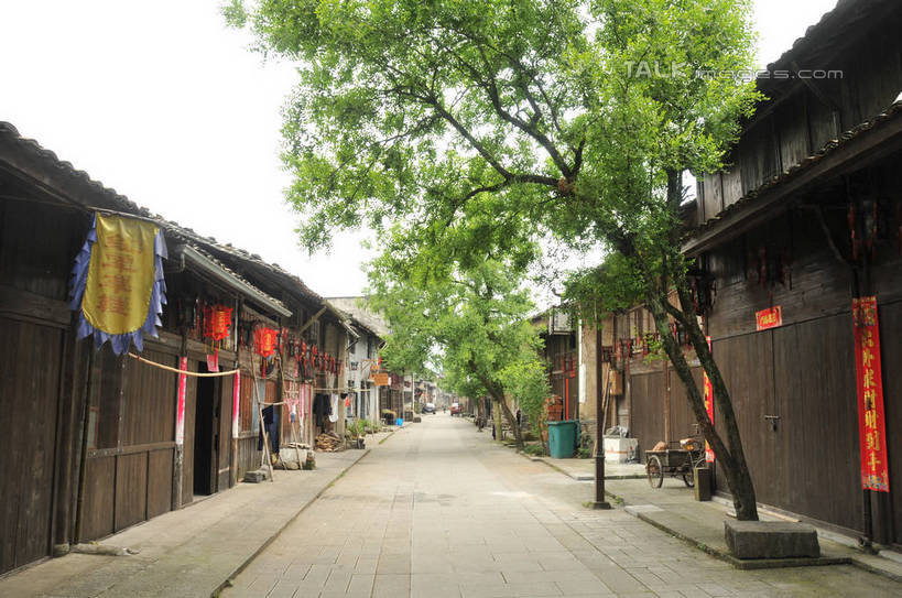 无人,家,商店,横图,室外,白天,正面,度假,美景,植物,城市风光,城市,道路,路,对联,标志,文字,字符,房屋,屋子,景观,小路,交通,娱乐,标识,商铺,楼房,住宅,树,树木,绿色,天空,自然,天,享受,休闲,汉字,景色,放松,生长,晴朗,成长,中文,万里无云,国文,华文,市肆,商号,古韵画乡,晴空,晴空万里,彩图,房子,店铺,shsgf1