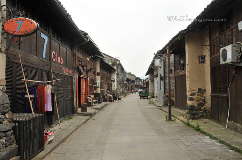 无人,家,商店,横图,室外,白天,正面,度假,美景,城市风光,城市,道路,路,标志,文字,字符,字母,房屋,屋子,景观,小路,交通,娱乐,标识,商铺,楼房,住宅,天空,天,享受,休闲,景色,放松,晴朗,万里无云,市肆,商号,古韵画乡,晴空,晴空万里,彩图,房子,店铺,shsgf1