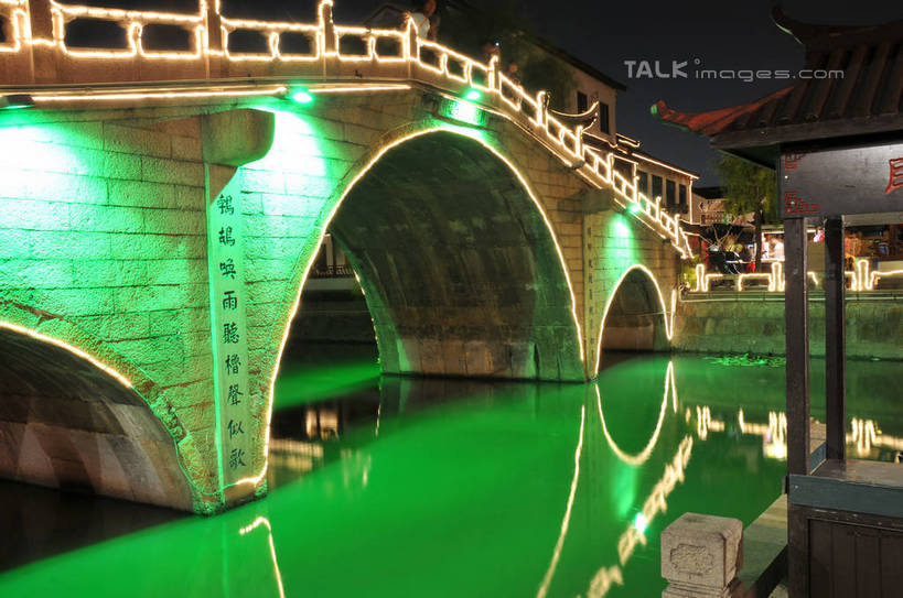 无人,家,横图,彩色,室外,夜晚,正面,旅游,度假,河流,石头,名胜古迹,水,植物,标志建筑,地标,建筑,霓虹灯,夜景,上海,中国,亚洲,阴影,遗迹,光线,石子,影子,房屋,屋子,河水,水流,桥,灯光,七彩,古迹,文物,娱乐,光源,建设,古建筑,石桥,楼房,霓虹,拱桥,住宅,栈桥,灯,树,树木,古镇,绿色,倒影,自然,享受,休闲,旅游胜地,放松,拱形,生长,成长,人行桥,石拱桥,申,倒映,照明设备,古文明,东亚,七宝镇,闵行区,上海市,中华人民共和国,沪,华东地区,七宝,氖灯,反照,七宝古镇,石块,彩图,房子,shsgf1