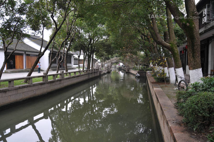 无人,家,横图,室外,白天,正面,旅游,度假,河流,石头,名胜古迹,水,植物,标志建筑,地标,建筑,上海,中国,亚洲,遗迹,石子,房屋,屋子,河水,水流,桥,古迹,文物,娱乐,建设,古建筑,石桥,楼房,拱桥,住宅,栈桥,树,树木,绿色,倒影,自然,享受,休闲,旅游胜地,放松,拱形,生长,成长,人行桥,石拱桥,申,倒映,青浦区,古文明,东亚,上海市,中华人民共和国,沪,华东地区,反照,练塘,练塘镇,石块,彩图,房子,shsgf1