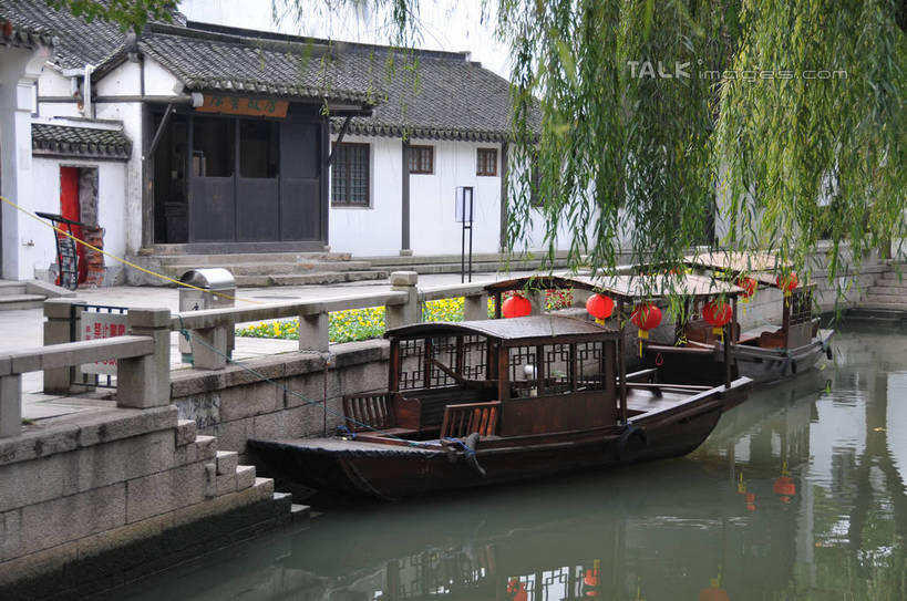 无人,家,横图,室外,白天,正面,旅游,度假,河流,名胜古迹,水,植物,楼梯,标志建筑,地标,建筑,船,照明,上海,中国,亚洲,吊挂,悬挂,遗迹,装饰,灯笼,纸灯笼,房屋,阶梯,屋子,河水,水流,木船,挂,古迹,文物,娱乐,建设,古建筑,楼房,台阶,住宅,树,树木,绿色,倒影,自然,灯具,交通工具,享受,休闲,旅游胜地,放松,生长,成长,华丽,修饰,照亮,点缀,申,倒映,舟,照明设备,载具,青浦区,古文明,东亚,上海市,中华人民共和国,沪,华东地区,衬托,美观,雅致,雅观,反照,练塘,练塘镇,彩图,房子,shsgf1