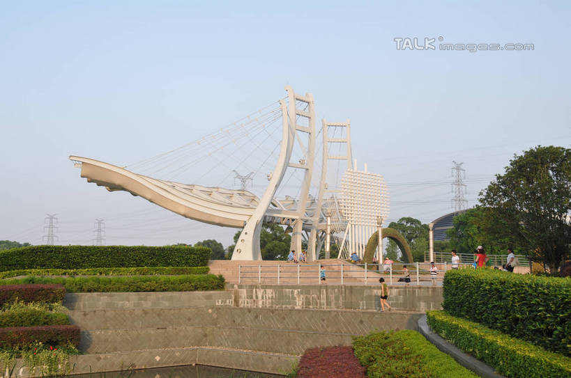 东方人,栏杆,站,横图,室外,白天,正面,花海,花圃,植物,楼梯,叶子,雕塑,上海,中国,亚洲,阴影,服装,环保,艺术,装饰,盛开,电力,光线,钢材,电缆,电线,雕刻,雕像,扶手,影子,支架,阶梯,防护,许多人,花蕾,注视,休闲装,黄种人,电塔,护栏,台阶,花,花瓣,花朵,花卉,鲜花,树,树木,衣服,蓝色,绿色,蓝天,天空,阳光,自然,工艺品,花丛,花束,花田,天,花苞,花蕊,观察,看,站着,一群人,休闲,休闲服,服饰,生长,能源,晴朗,成长,观看,纪念,支撑,美术,申,资源,察看,关注,美好,美妙,主题,间隔,供电设备,陈列,东亚,高压电塔,高压输电线,闵行区,上海市,闵行体育公园,万里无云,中华人民共和国,沪,华东地区,功能,美学,美观,雅观,高压电线塔,高压塔,绿篱,生篱,树篱,植篱,男人,男性,女人,女性,中年男性,中年女性,亚洲人,晴空,晴空万里,站立,彩图,全身,shsgf1