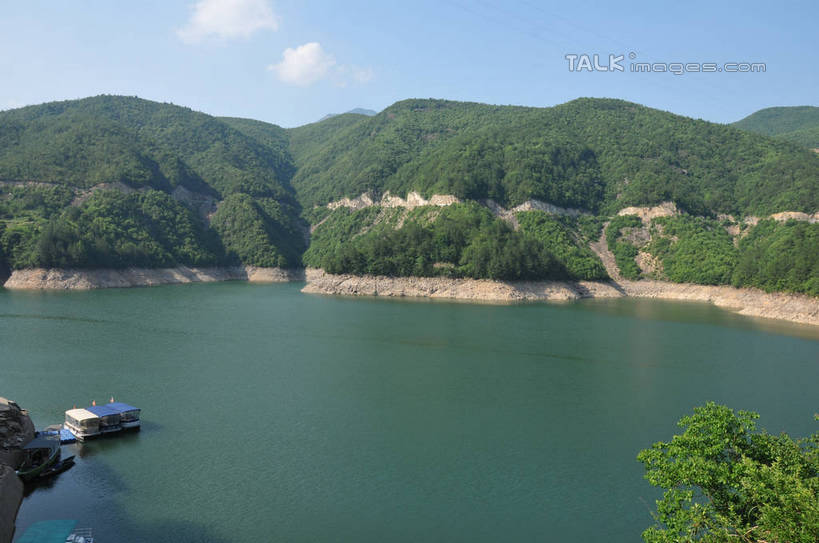 无人,横图,室外,白天,正面,旅游,度假,湖,湖泊,美景,森林,山,山脉,树林,水,植物,轮船,船,中国,亚洲,阴影,波纹,光线,影子,湖面,景观,山峰,水流,水面,云,云朵,涟漪,山峦,云彩,娱乐,浙江,树,树木,浙江省,蓝色,绿色,白云,倒影,蓝天,水纹,天空,阳光,自然,交通工具,波浪,湖水,群山,天,享受,休闲,景色,放松,茂盛,生长,晴朗,成长,繁茂,倒映,自然风光,载具,东亚,中华人民共和国,华东地区,水晕,浙,兴旺,丽水,丽水市,昌盛,反照,昌隆,畅旺,发达,蕃芜,繁盛,富强,隆盛,蓬勃,旺盛,兴隆,兴盛,郁勃,南尖岩,遂昌,南尖岩景区,遂昌县,晴空,彩图,shsgf1