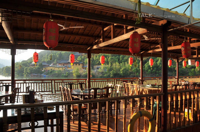 无人,栏杆,横图,室外,白天,正面,旅游,度假,湖,湖泊,美景,水,植物,桌面,桌子,椅子,照明,中国,亚洲,吊挂,悬挂,阴影,光线,木制,灯笼,影子,纸灯笼,木椅,湖面,景观,水流,水面,围栏,挂,娱乐,浙江,护栏,树,树木,浙江省,蓝色,绿色,蓝天,天空,阳光,自然,木制品,灯具,湖水,天,享受,休闲,景色,放松,生长,晴朗,成长,照亮,照明设备,自然风光,东亚,万里无云,中华人民共和国,华东地区,浙,丽水,丽水市,南尖岩,遂昌,南尖岩景区,遂昌县,晴空,晴空万里,彩图,shsgf1