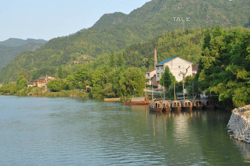 无人,横图,室外,白天,正面,旅游,度假,湖,湖泊,美景,森林,树林,水,植物,船,中国,亚洲,一排,许多,停靠,波纹,整齐,湖面,景观,水流,水面,木船,涟漪,很多,娱乐,浙江,树,树木,浙江省,排列,蓝色,绿色,倒影,蓝天,水纹,天空,自然,交通工具,波浪,湖水,天,享受,休闲,景色,放松,生长,晴朗,成长,倒映,舟,队列,停泊,自然风光,载具,东亚,万里无云,中华人民共和国,华东地区,水晕,浙,丽水,丽水市,反照,南尖岩,遂昌,南尖岩景区,遂昌县,晴空,晴空万里,彩图,shsgf1