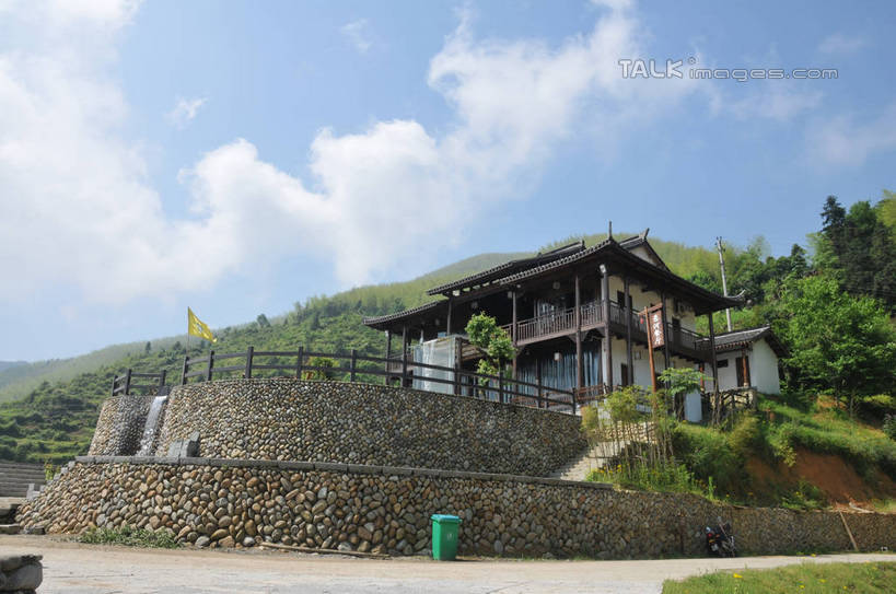 无人,家,横图,室外,白天,仰视,旅游,度假,美景,植物,中国,亚洲,阴影,光线,影子,房屋,墙,屋子,景观,云,云朵,云彩,娱乐,浙江,楼房,墙壁,墙面,住宅,树,树木,浙江省,蓝色,绿色,白云,蓝天,天空,阳光,自然,天,享受,休闲,景色,放松,生长,晴朗,成长,自然风光,东亚,中华人民共和国,华东地区,浙,丽水,丽水市,南尖岩,遂昌,南尖岩景区,遂昌县,晴空,彩图,低角度拍摄,房子,shsgf1