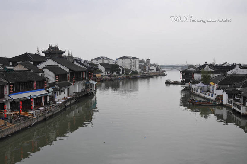 无人,家,横图,俯视,室外,白天,旅游,度假,河流,名胜古迹,水,植物,标志建筑,地标,建筑,照明,上海,中国,亚洲,吊挂,悬挂,波纹,遗迹,灯笼,瓦片,纸灯笼,房屋,屋顶,屋子,河水,水流,建筑群,涟漪,挂,顶棚,瓦,古迹,文物,娱乐,建设,古建筑,楼房,住宅,树,树木,绿色,倒影,水纹,自然,灯具,波浪,享受,休闲,旅游胜地,放松,建造,朱家角,生长,成长,照亮,申,倒映,照明设备,青浦区,古文明,东亚,屋瓦,淀山湖,上海市,朱家角镇,中华人民共和国,沪,华东地区,水晕,反照,朱家角古镇,淀山湖风景区,彩图,高角度拍摄,房子,shsgf1