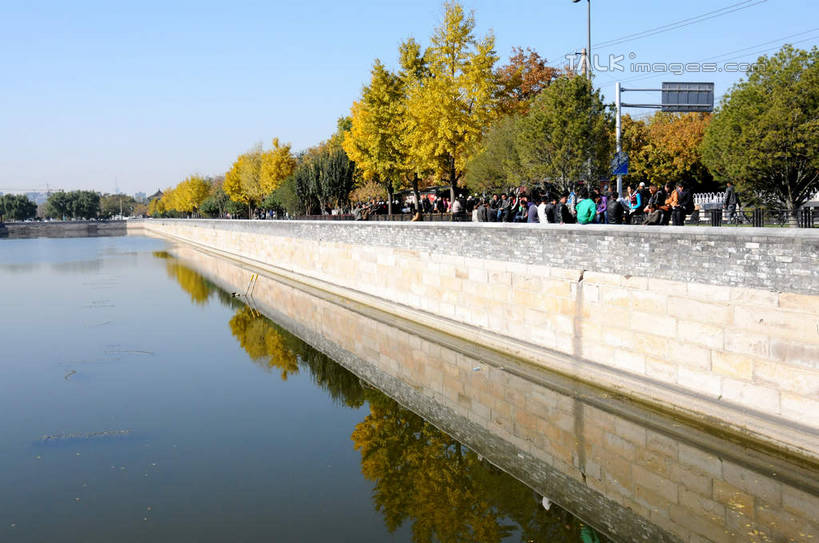 东方人,走,横图,室外,白天,正面,度假,湖,湖泊,美景,水,植物,城市风光,城市,北京,中国,亚洲,行人,游客,游人,阴影,波纹,服装,光线,影子,湖面,景观,水流,水面,涟漪,首都,许多人,休闲装,黄种人,娱乐,景山公园,路人,旅客,树,树木,衣服,蓝色,绿色,倒影,蓝天,水纹,天空,阳光,自然,波浪,湖水,天,一群人,享受,休闲,休闲服,景色,放松,服饰,生长,晴朗,成长,倒映,东亚,万里无云,中华人民共和国,北京市,京,北平,华北地区,水晕,反照,过客,男人,男性,年轻男性,年轻女性,女人,女性,亚洲人,晴空,晴空万里,步行,散步,走路,半身,彩图,shsgf1