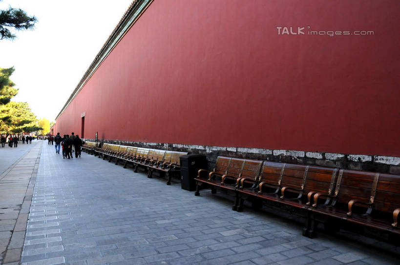 东方人,故宫,宫殿,走,横图,室外,白天,正面,旅游,度假,名胜古迹,植物,标志建筑,道路,地标,建筑,路,公路,北京,中国,亚洲,行人,游客,游人,阴影,服装,遗迹,光线,影子,墙,交通,首都,许多人,休闲装,黄种人,古迹,文物,娱乐,建设,古建筑,路人,旅客,墙壁,墙面,树,树木,衣服,红色,蓝色,绿色,蓝天,天空,阳光,自然,紫禁城,天,一群人,享受,休闲,休闲服,旅游胜地,放松,服饰,生长,晴朗,成长,权利,古文明,东亚,万里无云,中华人民共和国,北京市,京,北平,华北地区,北京故宫博物院,过客,男人,男性,年轻男性,年轻女性,女人,女性,亚洲人,晴空,晴空万里,马路,步行,散步,走路,彩图,全身,shsgf1