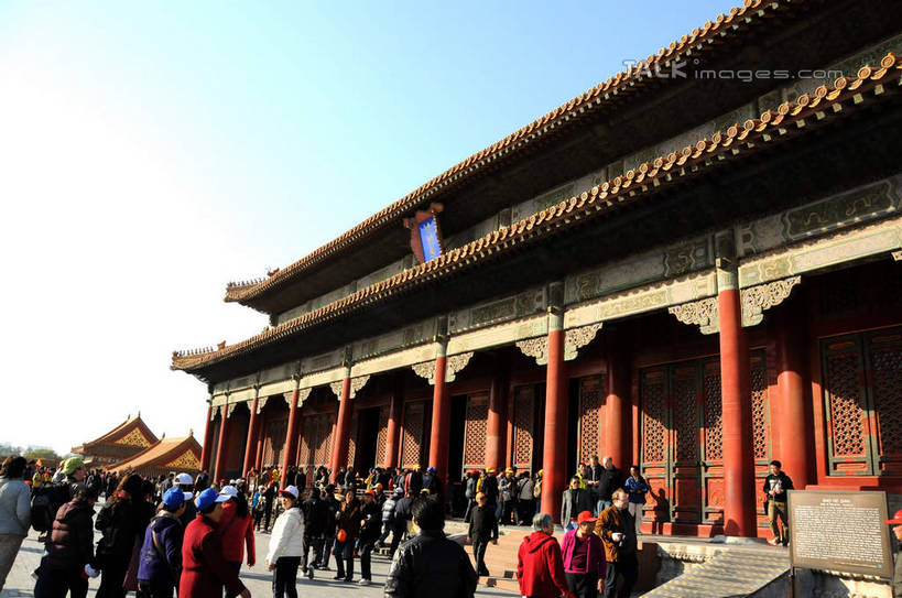 东方人,故宫,宫殿,走,横图,室外,白天,仰视,旅游,度假,名胜古迹,楼梯,标志建筑,地标,建筑,雕塑,北京,中国,亚洲,一排,行人,游客,游人,阴影,服装,遗迹,艺术,整齐,装饰,光线,标志,雕刻,牌匾,瓦片,文字,影子,柱子,字符,阶梯,屋顶,首都,许多人,顶棚,瓦,休闲装,黄种人,古迹,文化,文物,娱乐,标识,建设,古建筑,路人,旅客,台阶,排列,衣服,蓝色,蓝天,天空,阳光,工艺品,紫禁城,天,一群人,享受,休闲,休闲服,汉字,旅游胜地,放松,建造,服饰,晴朗,纪念,美术,权利,队列,中文,主题,陈列,古文明,东亚,屋瓦,万里无云,中华人民共和国,北京市,京,北平,华北地区,功能,美学,国文,华文,北京故宫博物院,过客,男人,男性,年轻男性,年轻女性,女人,女性,亚洲人,晴空,晴空万里,步行,散步,走路,半身,彩图,低角度拍摄,shsgf1