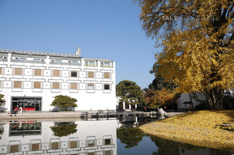 无人,餐厅,横图,室外,白天,正面,旅游,度假,湖,湖泊,美景,秋季,水,植物,叶子,北京,中国,亚洲,阴影,波纹,光线,影子,湖面,景观,水流,水面,果树,枯叶,落叶,柿子树,涟漪,首都,娱乐,树,树木,蓝色,绿色,倒影,蓝天,水纹,天空,阳光,自然,波浪,湖水,天,享受,休闲,景色,放松,生长,晴朗,成长,倒映,自然风光,东亚,黄栌,火炬树,紫叶小檗,紫叶李,香山饭店,香山公园,火杞,红叶小檗,红叶李,鹿角漆,万里无云,中华人民共和国,北京市,京,北平,华北地区,水晕,小檗,黄杨木,反照,叶,叶片,晴空,晴空万里,秋,秋天,彩图,餐馆,饭店,饭馆,樱桃李,黄栌木,黄栌树,黄栌台,摩林罗,乌牙木,烟树,shsgf1