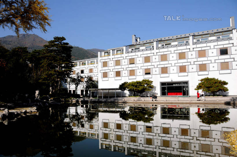 无人,餐厅,横图,室外,白天,正面,旅游,度假,湖,湖泊,美景,秋季,水,植物,叶子,北京,中国,亚洲,阴影,波纹,光线,影子,湖面,景观,水流,水面,果树,枯叶,落叶,柿子树,涟漪,首都,娱乐,树,树木,蓝色,绿色,倒影,蓝天,水纹,天空,阳光,自然,波浪,湖水,天,享受,休闲,景色,放松,生长,晴朗,成长,倒映,自然风光,东亚,黄栌,火炬树,紫叶小檗,紫叶李,香山饭店,香山公园,火杞,红叶小檗,红叶李,鹿角漆,万里无云,中华人民共和国,北京市,京,北平,华北地区,水晕,小檗,黄杨木,反照,叶,叶片,晴空,晴空万里,秋,秋天,彩图,餐馆,饭店,饭馆,樱桃李,黄栌木,黄栌树,黄栌台,摩林罗,乌牙木,烟树,shsgf1