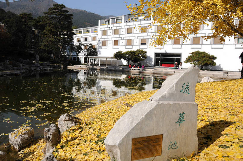 无人,餐厅,横图,室外,白天,正面,旅游,度假,湖,湖泊,美景,秋季,水,植物,叶子,北京,中国,亚洲,阴影,波纹,光线,标志,文字,影子,字符,湖面,景观,水流,水面,果树,枯叶,落叶,柿子树,涟漪,首都,娱乐,标识,树,树木,蓝色,绿色,倒影,蓝天,水纹,天空,阳光,自然,波浪,湖水,天,享受,休闲,汉字,景色,放松,生长,晴朗,成长,倒映,中文,自然风光,东亚,黄栌,火炬树,紫叶小檗,紫叶李,香山饭店,香山公园,火杞,红叶小檗,红叶李,鹿角漆,万里无云,中华人民共和国,北京市,京,北平,华北地区,水晕,国文,华文,小檗,黄杨木,反照,叶,叶片,晴空,晴空万里,秋,秋天,彩图,餐馆,饭店,饭馆,樱桃李,黄栌木,黄栌树,黄栌台,摩林罗,乌牙木,烟树,shsgf1