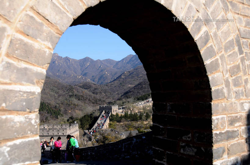 东方人,走,横图,室外,白天,正面,旅游,度假,名胜古迹,山,山脉,树林,植物,门,标志建筑,地标,建筑,北京,长城,中国,亚洲,行人,游客,游人,阴影,服装,遗迹,光线,影子,山峰,拱门,山峦,首都,许多人,休闲装,黄种人,古迹,文物,娱乐,建设,古建筑,路人,旅客,树,树木,衣服,蓝色,绿色,蓝天,天空,阳光,自然,门框,群山,天,一群人,享受,休闲,休闲服,旅游胜地,放松,服饰,生长,晴朗,成长,万里长城,烽火台,古文明,东亚,八达岭,八达岭长城,万里无云,中华人民共和国,北京市,京,北平,华北地区,延庆县,过客,军都山,男人,男性,年轻男性,年轻女性,女人,女性,亚洲人,晴空,晴空万里,步行,散步,走路,彩图,全身,墩台,烽堠,烽燧,烟墩,shsgf1
