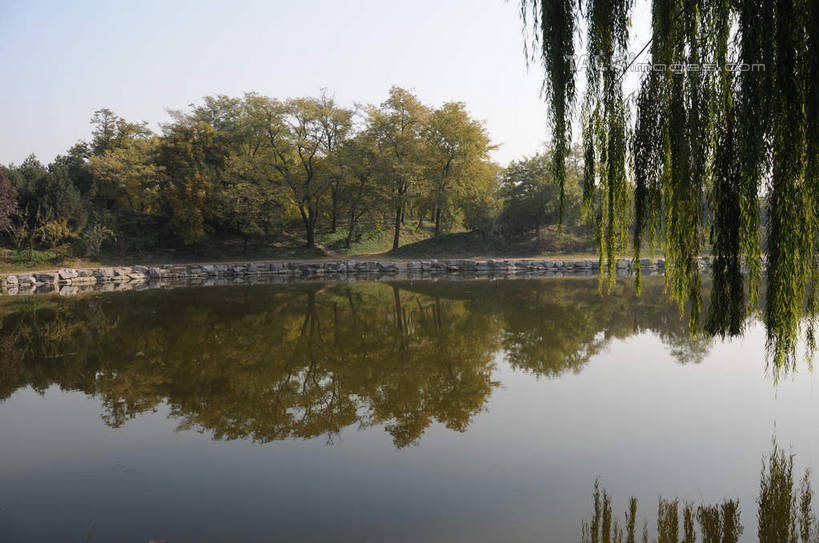 无人,公园,横图,室外,白天,正面,旅游,度假,湖,湖泊,名胜古迹,水,植物,标志建筑,地标,建筑,柳树,北京,圆明园,中国,亚洲,阴影,波纹,遗迹,光线,影子,湖面,水流,水面,涟漪,首都,古迹,文物,娱乐,建设,古建筑,垂柳,树,树木,蓝色,绿色,倒影,蓝天,水纹,天空,阳光,自然,波浪,湖水,天,享受,休闲,旅游胜地,放松,生长,晴朗,成长,倒映,古文明,东亚,海淀区,万里无云,中华人民共和国,北京市,京,北平,华北地区,水晕,倒挂柳,反照,晴空,晴空万里,垂枝柳,彩图,圆明园遗址,圆明园遗址公园,shsgf1