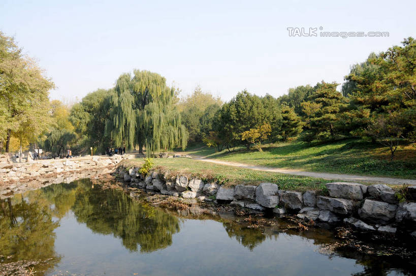 无人,公园,横图,室外,白天,正面,旅游,度假,湖,湖泊,石头,名胜古迹,水,植物,标志建筑,地标,建筑,柳树,北京,圆明园,中国,亚洲,阴影,波纹,遗迹,光线,石子,影子,湖面,水流,水面,涟漪,首都,古迹,文物,娱乐,建设,古建筑,垂柳,树,树木,蓝色,绿色,倒影,蓝天,水纹,天空,阳光,自然,波浪,湖水,天,享受,休闲,旅游胜地,放松,生长,晴朗,成长,倒映,古文明,东亚,海淀区,万里无云,中华人民共和国,北京市,京,北平,华北地区,水晕,倒挂柳,反照,石块,岩石,晴空,晴空万里,垂枝柳,彩图,圆明园遗址,圆明园遗址公园,shsgf1