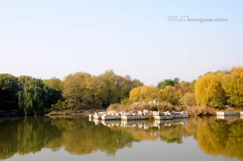 无人,公园,横图,室外,白天,正面,旅游,度假,湖,湖泊,名胜古迹,水,植物,标志建筑,地标,建筑,北京,圆明园,中国,亚洲,阴影,波纹,遗迹,光线,影子,湖面,水流,水面,涟漪,首都,古迹,文物,娱乐,建设,古建筑,树,树木,蓝色,绿色,倒影,蓝天,水纹,天空,阳光,自然,波浪,湖水,天,享受,休闲,旅游胜地,放松,生长,晴朗,成长,倒映,古文明,东亚,海淀区,万里无云,中华人民共和国,北京市,京,北平,华北地区,水晕,反照,晴空,晴空万里,彩图,圆明园遗址,圆明园遗址公园,shsgf1