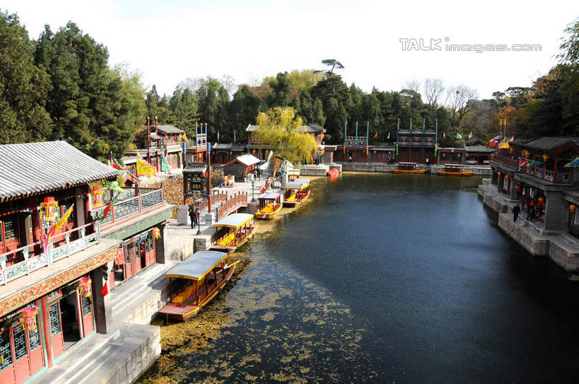 无人,颐和园,宫殿,横图,俯视,室外,白天,旅游,度假,湖,湖泊,名胜古迹,水,植物,标志建筑,地标,建筑,船,北京,中国,亚洲,阴影,波纹,遗迹,光线,影子,湖面,水流,水面,涟漪,首都,古迹,文物,娱乐,建设,古建筑,树,树木,蓝色,绿色,倒影,蓝天,水纹,天空,阳光,自然,交通工具,波浪,湖水,天,享受,休闲,旅游胜地,放松,生长,晴朗,成长,倒映,舟,权利,载具,古文明,东亚,乌篷船,海淀区,万里无云,中华人民共和国,北京市,京,北平,华北地区,水晕,皇家园林,反照,清漪园,晴空,晴空万里,彩图,高角度拍摄,shsgf1