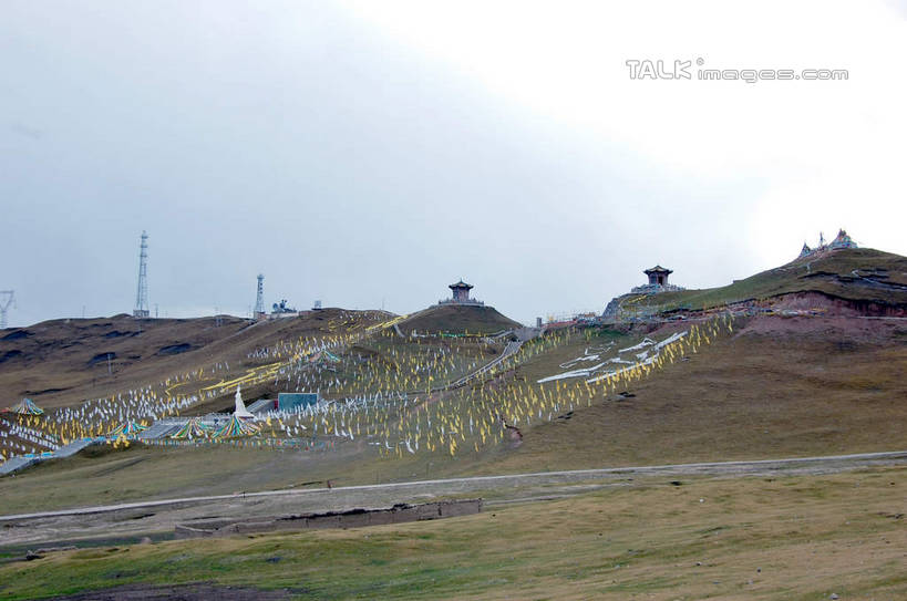 无人,横图,室外,白天,正面,旅游,度假,草地,草坪,美景,山,山脉,植物,旗帜,青海湖,中国,亚洲,电力,电线,电线杆,线,景观,山峰,乌云,云,阴天,云朵,电能,山峦,线路,云彩,娱乐,旗子,草,绿色,天空,自然,群山,天,享受,休闲,景色,放松,电,电源,昏暗,阴沉,自然风光,能量,东亚,青海,青海省,中华人民共和国,旌旗,旗号,西北地区,青,咸水湖,彩图,shsgf1