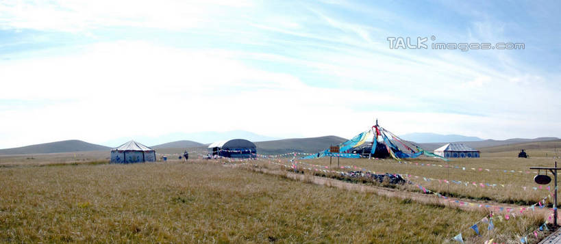 无人,横图,室外,白天,正面,旅游,度假,草地,草坪,美景,山,山脉,植物,旗帜,青海湖,中国,亚洲,阴影,光线,影子,帐篷,景观,山峰,云,云朵,山峦,云彩,娱乐,旗子,经幡,草,蓝色,绿色,白云,蓝天,天空,阳光,自然,群山,天,享受,休闲,景色,放松,晴朗,自然风光,露营,野营,东亚,青海,青海省,金银滩,风马旗,宿营,中华人民共和国,旌旗,旗号,西北地区,青,海北,海北州,海北藏族自治州,咸水湖,晴空,彩图,金银滩草原,shsgf1