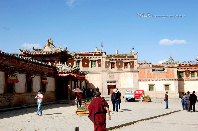 东方人,和尚,寺庙,走,横图,室外,白天,正面,民族服装,旅游,度假,名胜古迹,标志建筑,地标,建筑,中国,亚洲,行人,游客,游人,阴影,服装,节日,遗迹,光线,影子,云,云朵,许多人,云彩,休闲装,黄种人,古迹,文化,文物,娱乐,建设,古建筑,路人,旅客,衣服,蓝色,白云,蓝天,天空,阳光,庙宇,天,祈祷,一群人,享受,休闲,健康,休闲服,旅游胜地,放松,许愿,宗教,服饰,佛教,信仰,晴朗,纪念,祈求,古文明,东亚,喇嘛,青海,青海省,塔尔寺,鲁沙尔镇,西宁,中华人民共和国,省会,西北地区,西宁市,青,释教,县城,过客,湟中,湟中县,平安,男人,男性,年轻男性,年轻女性,女人,女性,亚洲人,晴空,比丘,高僧,僧,僧侣,僧人,沙弥,修行僧,步行,散步,走路,半身,彩图,传统服装,民俗服,庙,寺,shsgf1