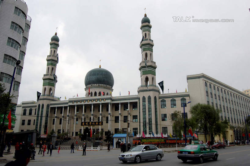 东方人,走,横图,室外,白天,仰视,旅游,度假,名胜古迹,植物,窗户,标志建筑,地标,建筑,汽车,中国,亚洲,行人,游客,游人,服装,节日,遗迹,墙,许多人,休闲装,黄种人,古迹,文化,文物,娱乐,建设,古建筑,路人,旅客,玻璃窗,墙壁,墙面,车,树,树木,衣服,绿色,天空,自然,交通工具,轿车,天,祈祷,一群人,享受,休闲,健康,休闲服,旅游胜地,放松,许愿,宗教,服饰,信仰,生长,成长,纪念,祈求,伊斯兰教,载具,清真寺,古文明,东亚,青海,青海省,西宁,东关清真大寺,中华人民共和国,省会,西北地区,西宁市,青,过客,平安,男人,男性,年轻男性,年轻女性,女人,女性,亚洲人,步行,散步,走路,半身,彩图,低角度拍摄,城东区,东关大街,shsgf1