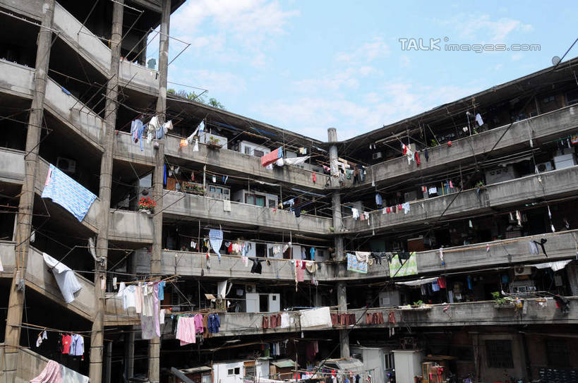 无人,家,栏杆,露台,横图,室外,白天,仰视,旅游,度假,美景,阳台,城市风光,城市,建筑,上海,中国,亚洲,吊挂,悬挂,阴影,服装,光线,影子,房屋,屋子,景观,云,云朵,公寓,围栏,挂,云彩,娱乐,建设,洋房,护栏,楼房,住宅,衣服,蓝色,白云,蓝天,天空,阳光,晾衣绳,绳子,天,享受,休闲,景色,放松,服饰,晴朗,申,衣着,穿着,杨浦区,东亚,上海市,隆昌公寓,隆昌路,中华人民共和国,沪,华东地区,衣饰,晴空,彩图,低角度拍摄,房子,露天阳台,shsgf1