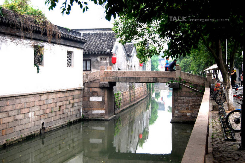 无人,家,横图,室外,白天,正面,旅游,度假,河流,石头,美景,水,植物,城市风光,城市,建筑,中国,亚洲,波纹,石子,房屋,墙,屋子,河水,景观,水流,公寓,桥,涟漪,娱乐,建设,江苏,石桥,苏州,洋房,楼房,拱桥,墙壁,墙面,住宅,栈桥,树,树木,绿色,倒影,水纹,自然,波浪,享受,休闲,景色,放松,拱形,生长,成长,人行桥,石拱桥,倒映,东亚,江苏省,平江路,苏州市,中华人民共和国,华东地区,苏,水晕,反照,石块,彩图,房子,平江,平江区,shsgf1