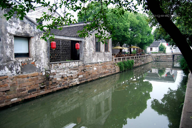 无人,家,横图,室外,白天,正面,旅游,度假,河流,美景,水,植物,城市风光,城市,建筑,照明,中国,亚洲,吊挂,悬挂,灯笼,纸灯笼,房屋,墙,屋子,河水,景观,水流,公寓,挂,娱乐,建设,江苏,苏州,洋房,楼房,墙壁,墙面,住宅,树,树木,绿色,倒影,自然,灯具,享受,休闲,景色,放松,生长,成长,照亮,倒映,照明设备,东亚,江苏省,平江路,苏州市,中华人民共和国,华东地区,苏,反照,彩图,房子,平江,平江区,shsgf1