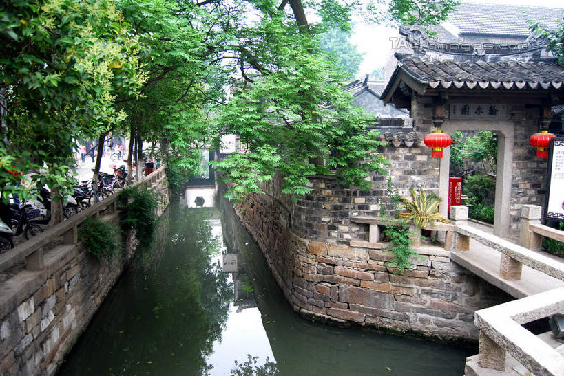 无人,家,横图,俯视,室外,白天,旅游,度假,河流,美景,水,植物,城市风光,城市,建筑,照明,中国,亚洲,吊挂,悬挂,灯笼,纸灯笼,房屋,墙,屋子,河水,景观,水流,公寓,挂,娱乐,建设,江苏,苏州,洋房,楼房,墙壁,墙面,住宅,树,树木,绿色,倒影,自然,灯具,享受,休闲,景色,放松,生长,成长,照亮,倒映,照明设备,东亚,江苏省,平江路,苏州市,中华人民共和国,华东地区,苏,反照,彩图,高角度拍摄,房子,平江,平江区,shsgf1