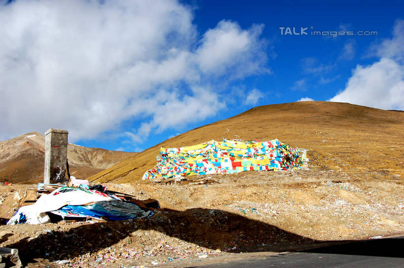 无人,家,横图,室外,白天,正面,旅游,度假,美景,沙漠,山,山脉,旗帜,中国,亚洲,吊挂,悬挂,阴影,光线,影子,帐篷,房屋,屋子,景观,山峰,云,云朵,山峦,挂,云彩,文化,娱乐,旗子,传统,林芝,西藏,经幡,住宅,蓝色,白云,蓝天,天空,阳光,自然,群山,天,享受,休闲,景色,便捷,放松,晴朗,便利,自然风光,藏,东亚,西藏自治区,蒙古包,毡房,风马旗,中华人民共和国,西南地区,旌旗,旗号,大漠,砂漠,晴空,彩图,房子,小屋,林芝地区,毡包,穹庐,毡帐,shsgf1