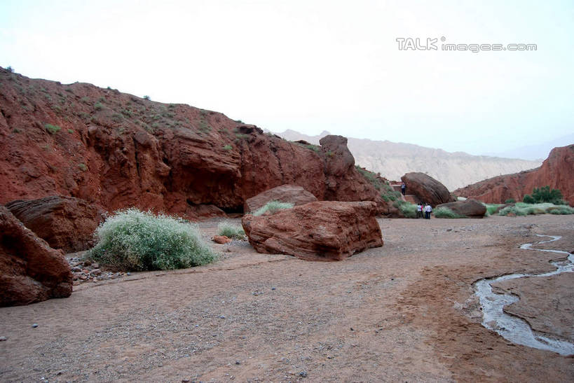 无人,横图,室外,白天,正面,旅游,度假,石头,美景,山,山脉,峡谷,植物,中国,亚洲,石子,景观,山峰,山谷,山峦,娱乐,蓝色,绿色,蓝天,天空,自然,群山,天,享受,休闲,景色,放松,生长,晴朗,成长,岩层,自然风光,东亚,库车,天山大峡谷,新疆,万里无云,中华人民共和国,新疆维吾尔自治区,西北地区,石块,岩石,晴空,晴空万里,彩图,阿克苏地区,库车大峡谷,库车县,新,shsgf1