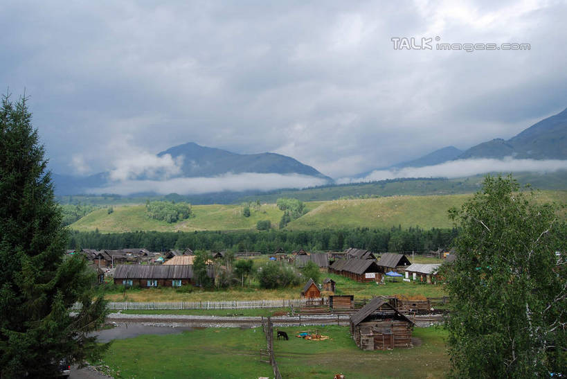 无人,家,横图,俯视,室外,白天,旅游,度假,草地,草坪,美景,森林,山,山脉,树林,植物,喀纳斯,中国,亚洲,房屋,屋子,景观,山峰,云,云朵,山峦,云彩,娱乐,楼房,住宅,草,树,树木,绿色,白云,自然,群山,享受,休闲,景色,放松,生长,成长,自然风光,东亚,喀纳斯湖,新疆,阿勒泰地区,布尔津县,伊犁,中华人民共和国,新疆维吾尔自治区,西北地区,伊犁哈萨克自治州,彩图,高角度拍摄,房子,布尔津,新,shsgf1
