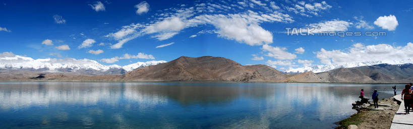 东方人,走,横图,室外,白天,正面,旅游,度假,湖,湖泊,石头,美景,山,山脉,水,中国,亚洲,行人,游客,游人,阴影,波纹,服装,光线,石子,影子,湖面,景观,山峰,水流,水面,云,云朵,涟漪,山峦,许多人,云彩,休闲装,黄种人,娱乐,路人,旅客,衣服,蓝色,白云,倒影,蓝天,水纹,天空,阳光,自然,波浪,湖水,群山,天,一群人,享受,休闲,休闲服,景色,放松,服饰,晴朗,倒映,自然风光,东亚,新疆,喀拉库勒湖,卡拉库勒湖,中华人民共和国,水晕,新疆维吾尔自治区,西北地区,克孜勒苏,克孜勒苏柯尔,克孜勒苏柯尔克孜自治州,反照,过客,男人,男性,年轻男性,年轻女性,女人,女性,亚洲人,石块,岩石,晴空,步行,散步,走路,半身,彩图,阿克陶,阿克陶县,新,shsgf1