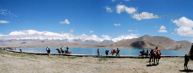 东方人,走,横图,室外,白天,正面,旅游,度假,石头,美景,山,山脉,马,野生动物,中国,亚洲,行人,游客,游人,阴影,服装,光线,石子,影子,景观,山峰,云,云朵,山峦,许多人,云彩,休闲装,黄种人,娱乐,路人,旅客,衣服,蓝色,白云,蓝天,天空,阳光,自然,动物,群山,天,一群人,享受,休闲,休闲服,景色,放松,运输,服饰,牲畜,晴朗,自然风光,东亚,新疆,喀拉库勒湖,卡拉库勒湖,中华人民共和国,新疆维吾尔自治区,西北地区,克孜勒苏,克孜勒苏柯尔,克孜勒苏柯尔克孜自治州,过客,男人,男性,年轻男性,年轻女性,女人,女性,亚洲人,石块,岩石,晴空,步行,散步,走路,半身,彩图,阿克陶,阿克陶县,新,shsgf1