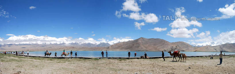 东方人,走,横图,室外,白天,正面,旅游,度假,石头,美景,山,山脉,马,野生动物,中国,亚洲,行人,游客,游人,阴影,服装,光线,石子,影子,景观,山峰,云,云朵,山峦,许多人,云彩,休闲装,黄种人,娱乐,路人,旅客,衣服,蓝色,白云,蓝天,天空,阳光,自然,动物,群山,天,一群人,享受,休闲,休闲服,景色,放松,运输,服饰,牲畜,晴朗,自然风光,东亚,新疆,喀拉库勒湖,卡拉库勒湖,中华人民共和国,新疆维吾尔自治区,西北地区,克孜勒苏,克孜勒苏柯尔,克孜勒苏柯尔克孜自治州,过客,男人,男性,年轻男性,年轻女性,女人,女性,亚洲人,石块,岩石,晴空,步行,散步,走路,彩图,全身,阿克陶,阿克陶县,新,shsgf1