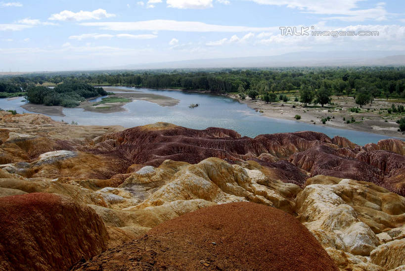 无人,横图,室外,白天,正面,旅游,度假,草地,草坪,河流,美景,森林,沙滩,树林,水,植物,中国,亚洲,阴影,光线,沙子,影子,河岸,河水,河滩,景观,水流,云,云朵,沙地,云彩,娱乐,草,树,树木,蓝色,绿色,白云,蓝天,天空,阳光,自然,天,享受,休闲,景色,放松,生长,晴朗,成长,自然风光,东亚,新疆,阿勒泰地区,布尔津县,伊犁,五彩滩,中华人民共和国,新疆维吾尔自治区,西北地区,伊犁哈萨克自治州,晴空,彩图,布尔津,新,shsgf1